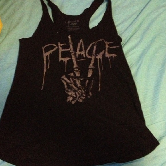Black skull peace tank top
