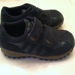 Boys size 9.5 navy blue play shoes
