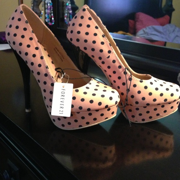 🚫SOLD🚫NWT apricot with black polka dots