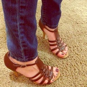 BUNDLED Cute brown strappy sandals!