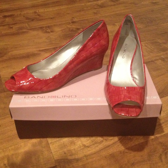 NWT Bandolino pink croc patent wedges