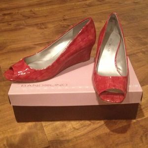 NWT Bandolino pink croc patent wedges
