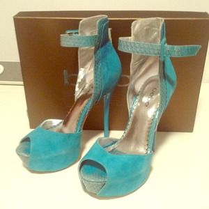BEBE  Lucie ankle strap size 8