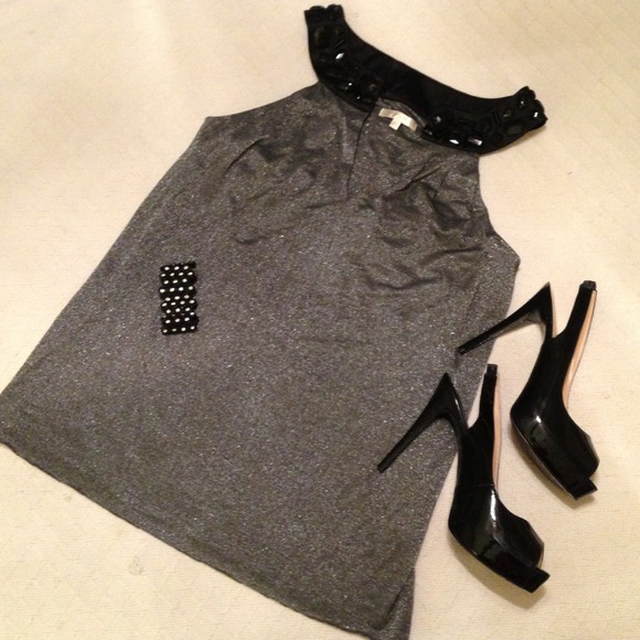 Sleeveless v-neck blouse