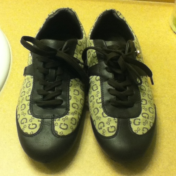 ❇BUNDLE❇ 2 pair of Guess sneakers and Nike sandals