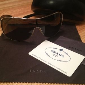🌟Reduced authentic Prada sunglasses 😎