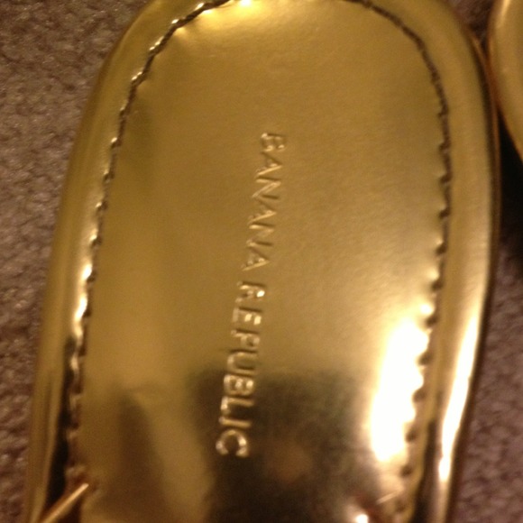 ⭐SOLD⭐Banana Republic Gold Flip Flops - Picture 2 of 3