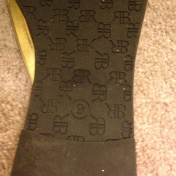 ⭐SOLD⭐Banana Republic Gold Flip Flops - Picture 3 of 3