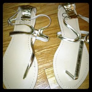 Metallic gold sandal. Size 7