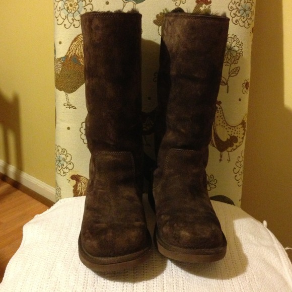 UGGS!!!!!  HOLD for sweet2th until noon 02/19/13
