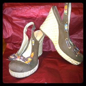 Brown wedge w/ bow on front