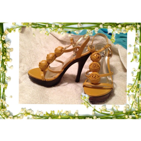 👠Mustard colored heels👠