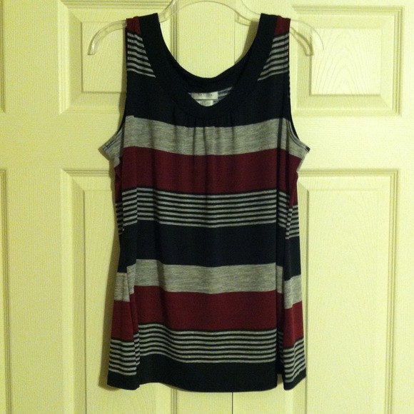 ⛔Sold in bundle⛔NWOT. Dressy tank top