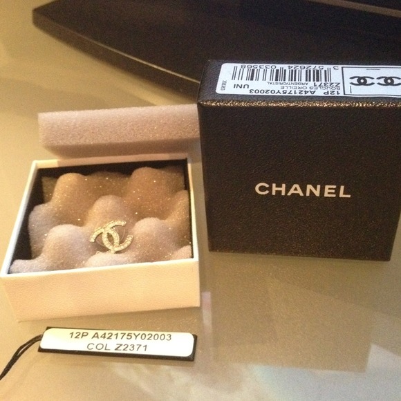 🌻🌻SOLD🌻🌻A single AUTHENTIC CHANEL earring