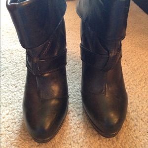 Size 6. Black. Only worn about 3 times. Look new!!
