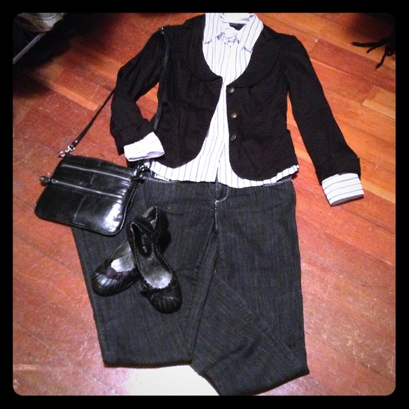 🚨🚨🚨 Sold in bundle 🚨🚨🚨Guess 3 button blazer