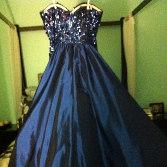 Dress - Picture 2 of 3