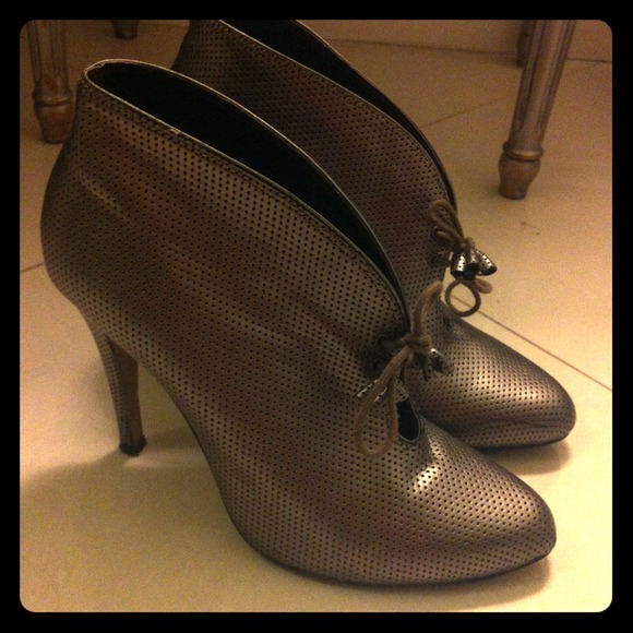 Silver booties! ⚡⚡