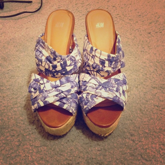 H&M blue and white floral wedges!
