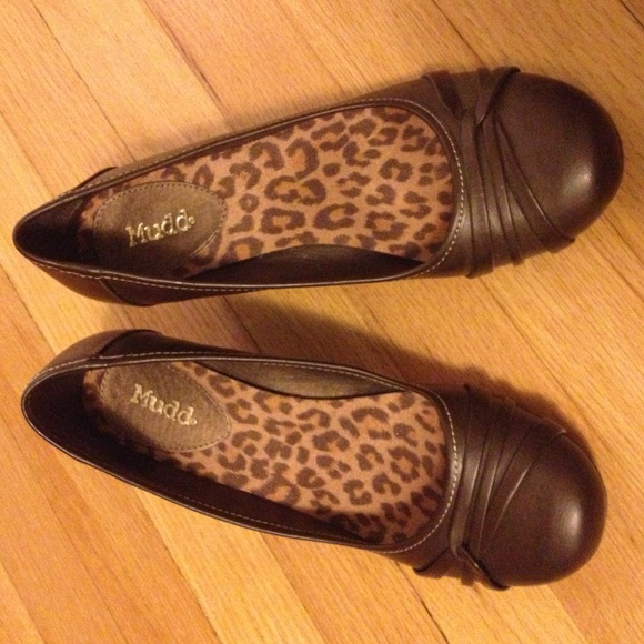 RESERVED! New Brown closed toe wedge, 8