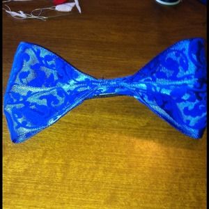 Blue bow/clip