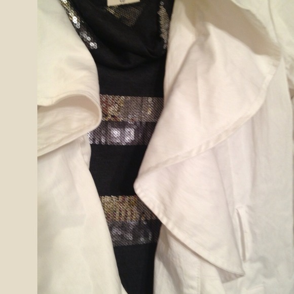 ❌ SOLD LOCALLY ❌ Wht scalloped collar jacket. - Picture 2 of 2