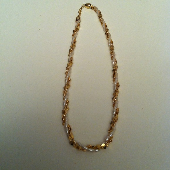 💥NEW PRICE💥Gold & Pearl Intertwined Necklace