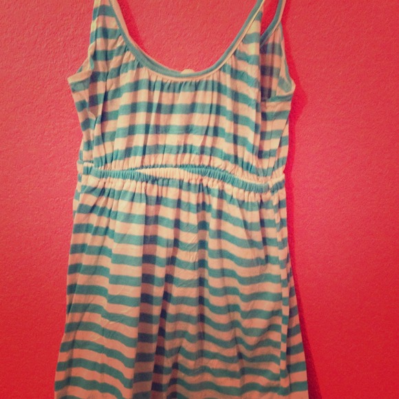 🎀REDUCED Turquoise and white tank