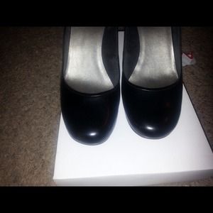 Black round toe pumps.