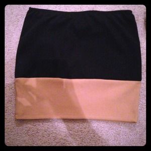 ❌Sold in bundle ❌Black and Tan bodycon skirt.