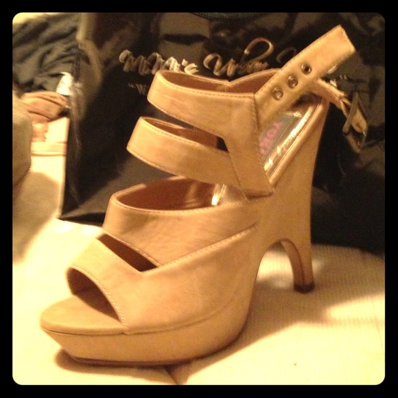 Tan shoes - Picture 1 of 1