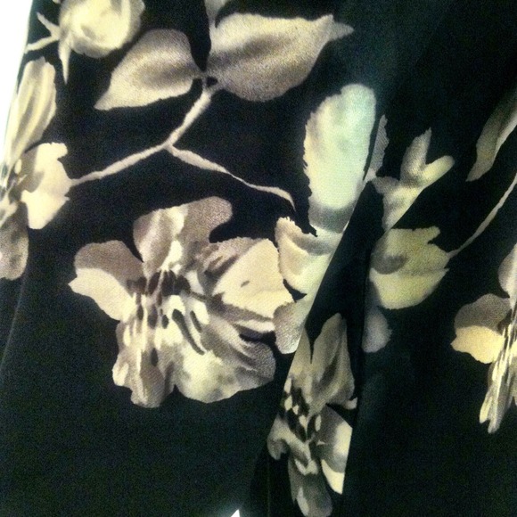 NWT Great Liz Claiborne Blouse. Size M-L, - Picture 2 of 4