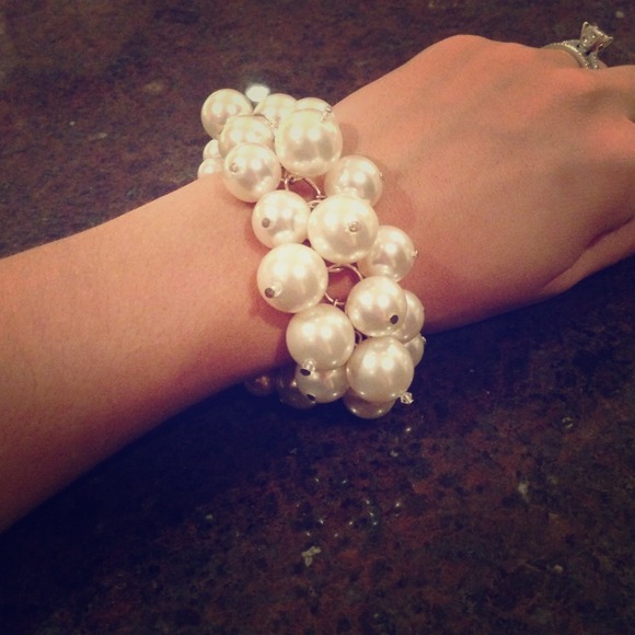 White pearl bracelet