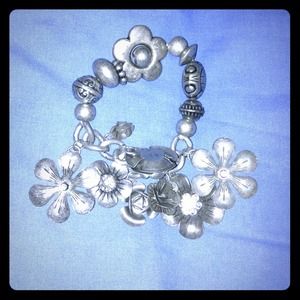 Metal bracelet with rhinestones in the flowers
