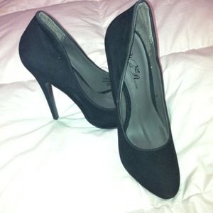 New black velvet pumps