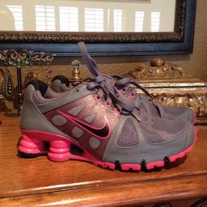 **HOLD** GRAY/PINK NIKE SHOCKS