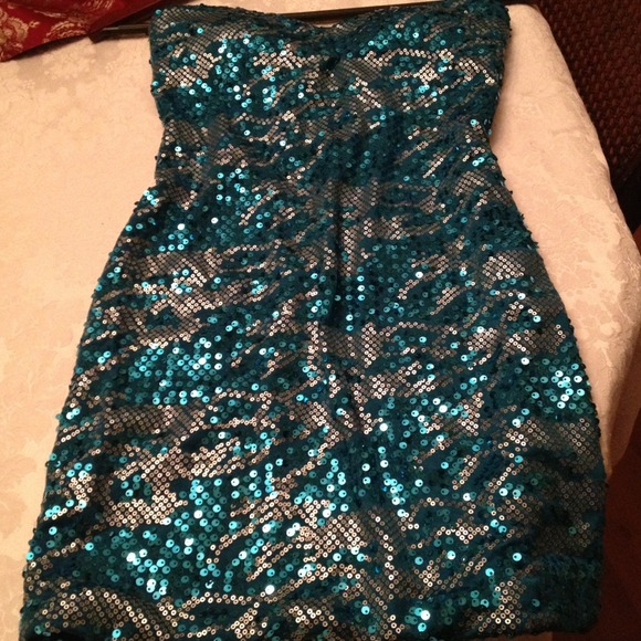 NWT GORGEOUS Dress! Size Medium  It's a WOW!