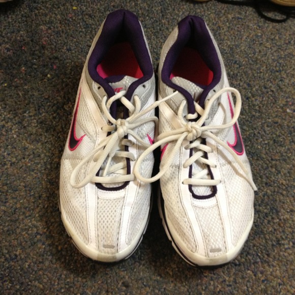 BARELY WORN NIKES!