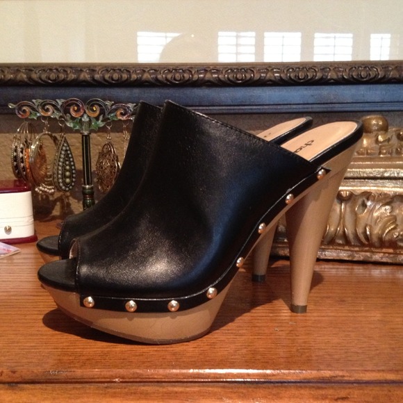 BLK OPEN TOE CLOGS