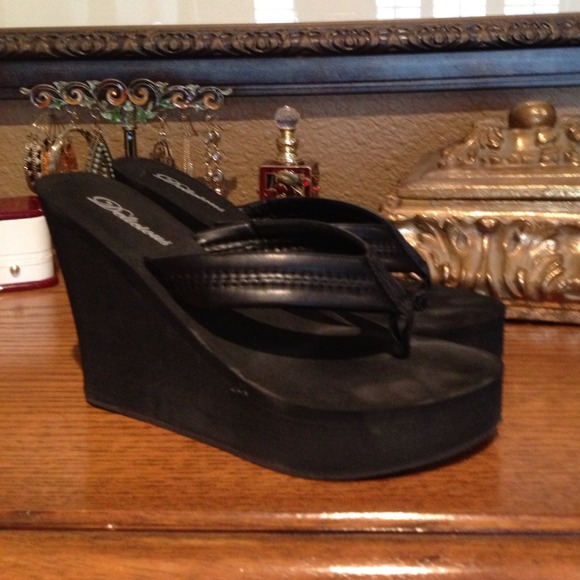 BLK WEDGE SANDALS
