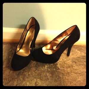 Black pumps