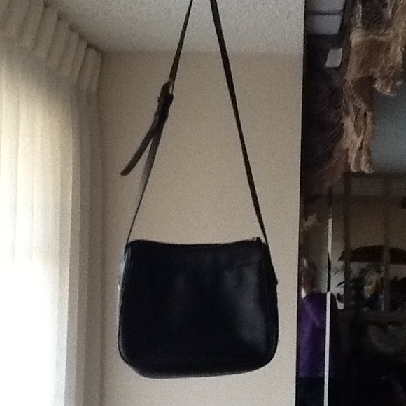 Practically vintage cross body leather bag in blk.
