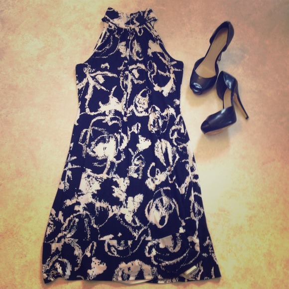 High collared dress with keyhole back - Picture 1 of 3