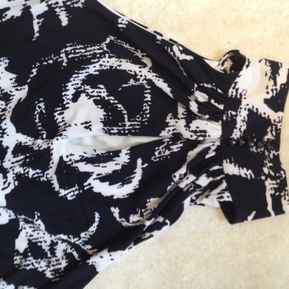 High collared dress with keyhole back - Picture 3 of 3