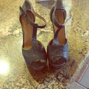 Cute black sparkly heels! Never worn!!