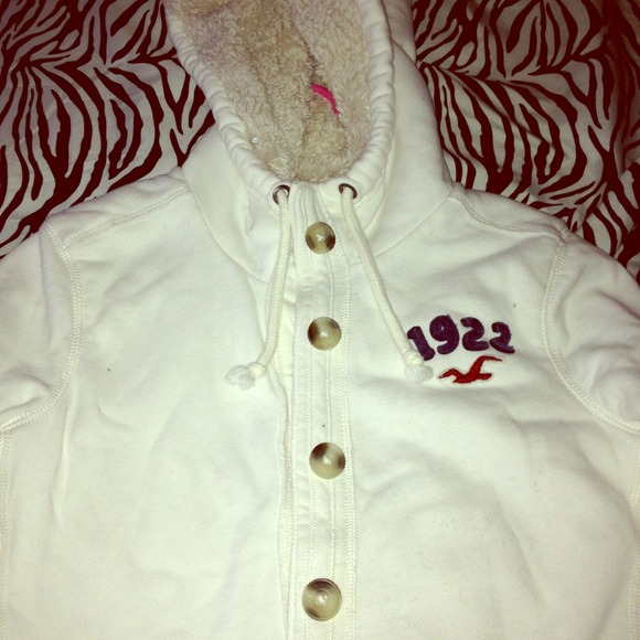 Hollister sweater never worn