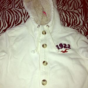 Hollister sweater never worn