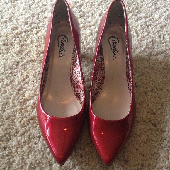 ⭐RESERVED⭐ shiny metallic red kitten heels