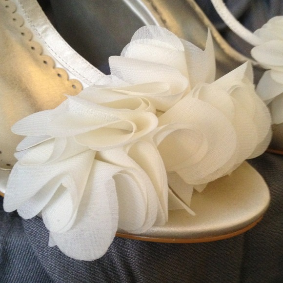 SOLD IN BUNDLE - Ivory Satin Wedges - Picture 4 of 4