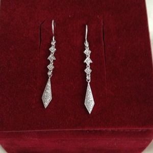 **SOLD to @jadasmom*Affinity Diamond Earrings